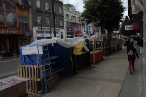 Vendedores callejeros se preparan para Año Nuevo