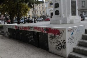 Indignación entre los puntarenenses por el estado de deterioro de la Plaza de Armas