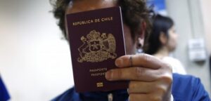 Autoridades pagan la mitad por el pasaporte en comparación al resto de los chilenos