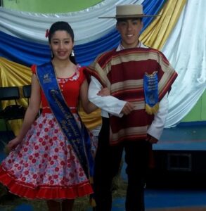 Felices están los campeones regionales adolescentes de cueca