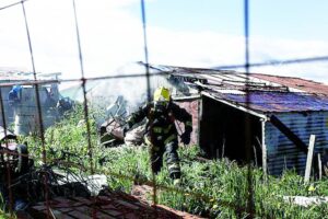 Incendio de galpón en Población Santos Mardones dejó al descubierto plantación de marihuana