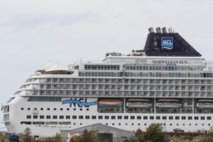 Turistas de cruceros valoraron recibimiento con villancicos pero lamentaron cierre de comercio