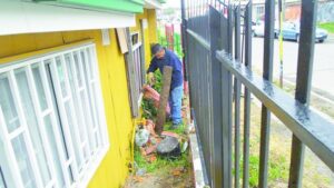 Conductor chocó sede vecinal y se fugó