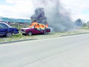 Fuego destruyó auto que se encontraba abandonado en la vía pública