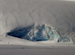 Base Naval Prat apoya a investigadoras de INACH en glaciar “Fuerza Aérea”