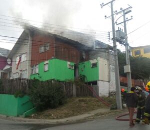 Incendio destruyó vivienda de dos pisos en la Población Fitz Roy