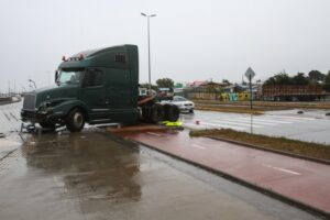 Camionero impactó a jeep y poste para evitar atropello