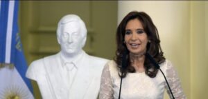 Cristina Fernández se despide en Argentina: “Podemos escuchar el aleteo de los buitres”