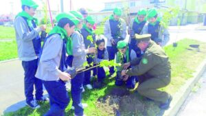Carabineros, estudiantes  y Conaf plantaron árboles