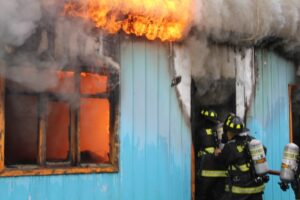 Una mujer fallecida y un hombre con quemaduras graves dejó incendio en Puerto Natales