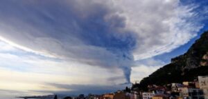 Captan espectacular erupción del volcán Etna en Sicilia