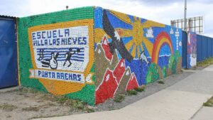 Escuela Villa las Nieves junto a Reaflora crearon mural de tapitas