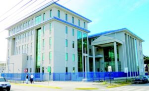 Dueña de casa sin licencia de conducir fue formalizada por darse a la fuga tras choque