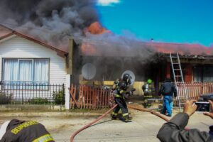 Mujer de 80 años perdió la casa y voraz incendio se llevó también a su perro regalón