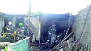 Madre y su hija salvaron de incendio que destruyó su casa en el Barrio Prat