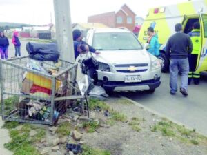 Conductora pierde el control y terminó  chocando poste