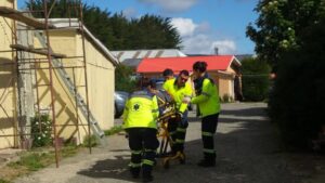 Adulto mayor lesionado tras caer de tres metros
