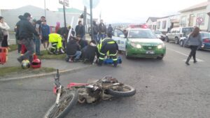 Dos personas que viajaban en una moto sufrieron lesiones graves al ser chocados por un automóvil