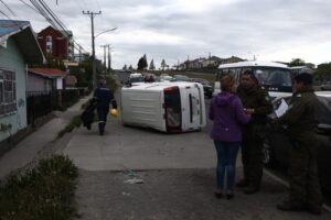 Conductor que bajaba por Avenida Salvador Allende chocó contra la solera y sufrió volcamiento
