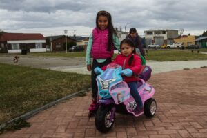 Niños  estrenaron regalos del Viejito  Pascuero al aire libre