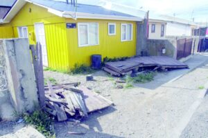 Chofer chocó cerco  de vivienda y se fugó
