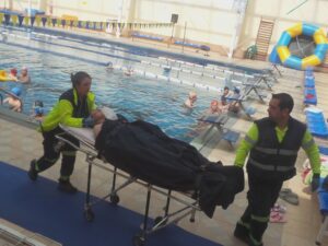 Salvan vida a niño de 11 años desde el interior de Piscina fiscal