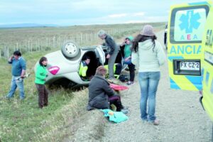 Familia santiaguina volcó de regreso de las Pingüineras