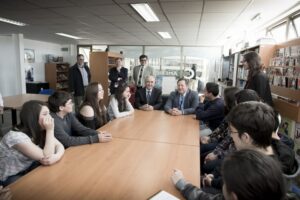 Embajador de EE.UU se reunió con alumnos que aprenden inglés gracias a las becas Access Program