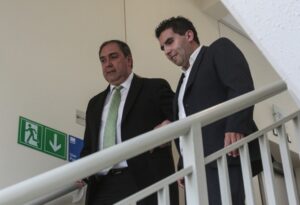 Acusan a jefe de gabinete de senador Bianchi de agredir a carabinera en el Congreso