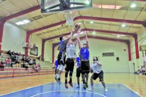 Campeonato de básquetbol se toma el  verano en el gimnasio del C.D. Sokol