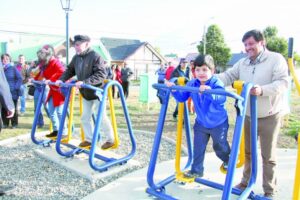 Inauguran parque y visitan plaza saludable recién construida
