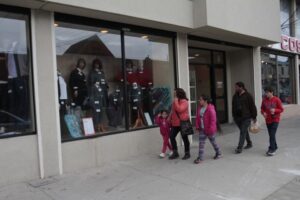 Vitrinas del comercio local cambiaron la ropa de verano por uniformes escolares