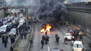Francia: Escuelas, taxis y controladores aéreos, en huelga