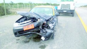 Milagrosa salvada de pasajeros de taxi tras accidente contra camión
