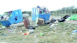 Malestar vecinal por bateas repletas sin retirar que generan basurales en el Loteo Varillas