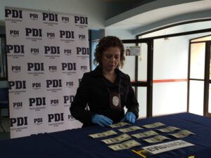 Por un año no podrá volver a Punta Arenas argentina detenida con mil dólares falsos