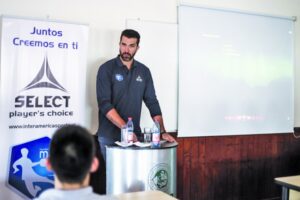 Marco Oneto compartió con alumnos nuevos de Preparador Físico de Santo Tomás