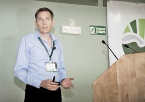 Experto neozelandés hizo ver la necesidad  de fortalecer prevención de plantas invasoras