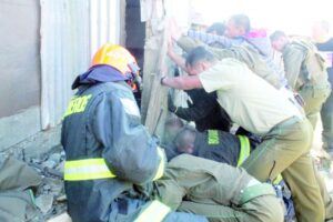 30 minutos estuvo atrapado por muro hombre que llevaba un día trabajando