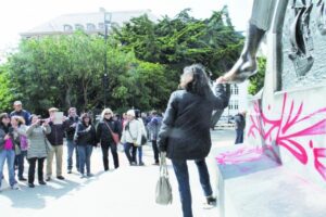 Repudio generalizado por rayados  al monumento de la plaza