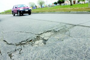 Hoyos de calles y avenidas  siguen a la espera de reparación