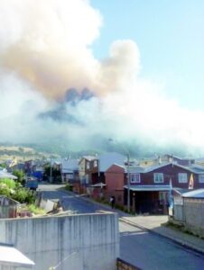 Sigue activo y amenazante incendio en cerro Divisadero