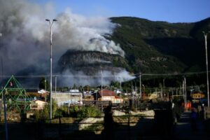 Alrededor de 115 hectáreas de pino están  amenazadas por incendio en cerro de Coyhaique