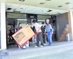 Bajo costo de electrodomésticos y vestuario atrae a los argentinos