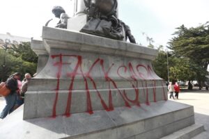 Alcalde Boccazzi se querelló por rayados en  monumento de la plaza de Armas