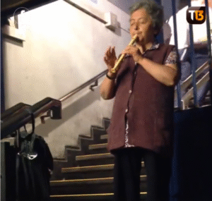 Increíble: profesora jubilada toca flauta en la calle para sobrevivir