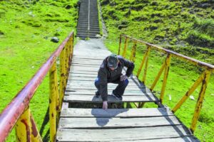 Hace dos años que se estaría solicitando arreglar pasarela en malas condiciones