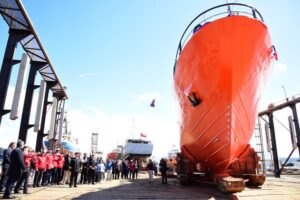 Embarcación  científica del INACH “Karpuj” sale a navegar las aguas de la Antártica