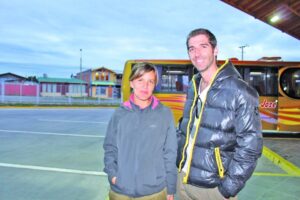 Pareja de turistas españoles habría sido abandonada por empresa de buses