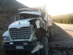 Camionero que volcó en el sector Dos Lagunas tuvo una salvada providencial